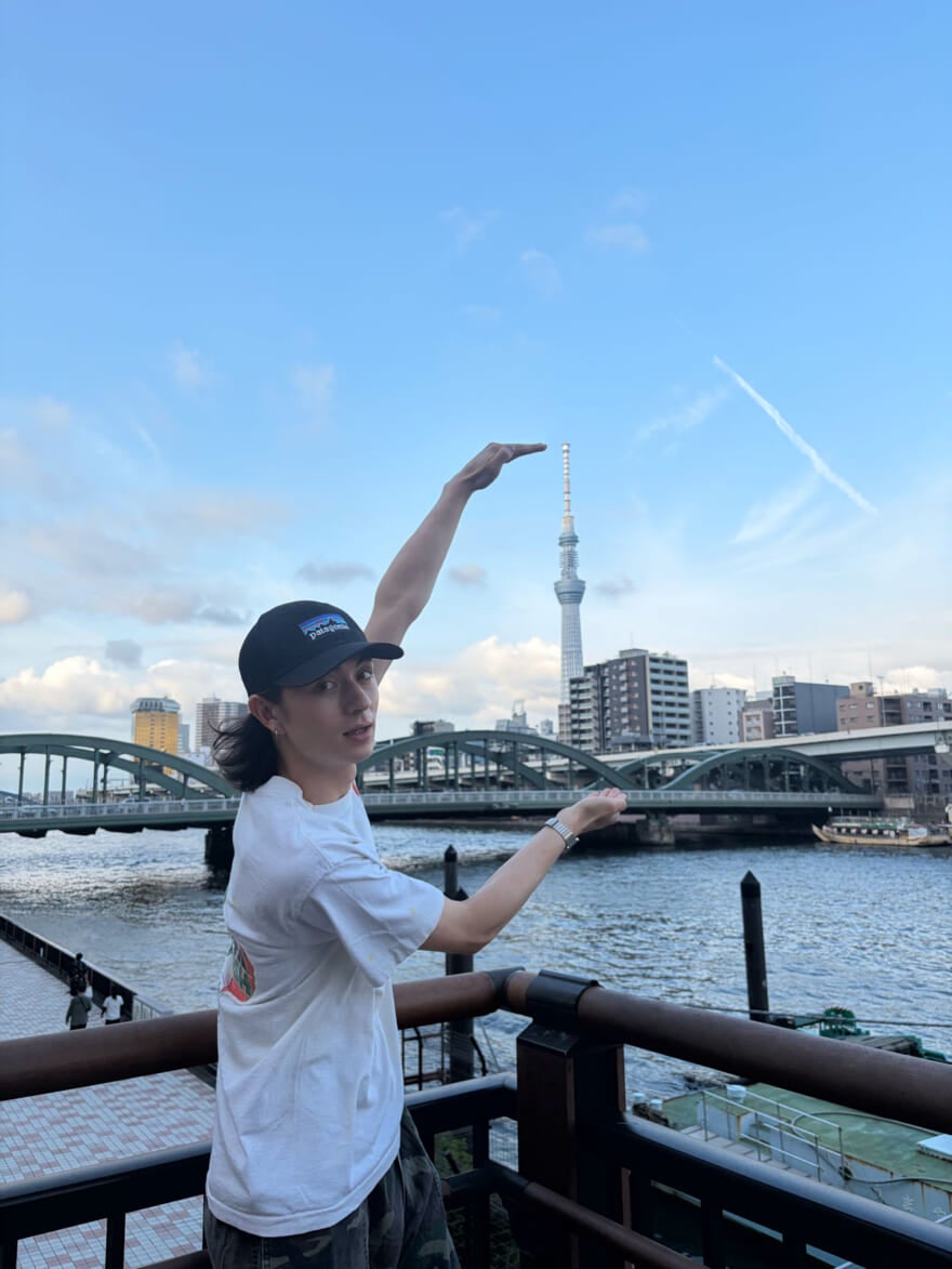 遠くに写る東京タワーを挟むようにしている松岡