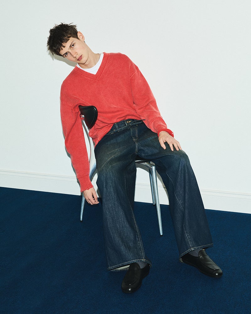 niko and ... JEANS(ニコアンド ジーンズ)の2026年秋冬の新作デニムを着用した男性モデル2