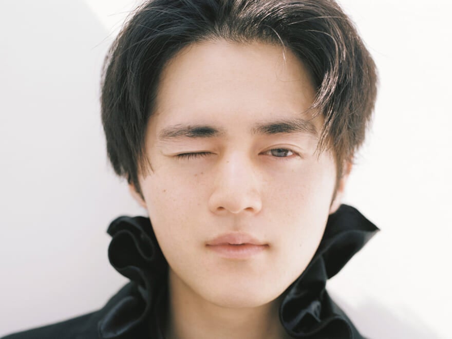 写真家・松岡一哲が撮る、鈴鹿央士。役者としての鍛錬が生み出す、何げない一瞬の美しさを本誌未公開カットとともに。