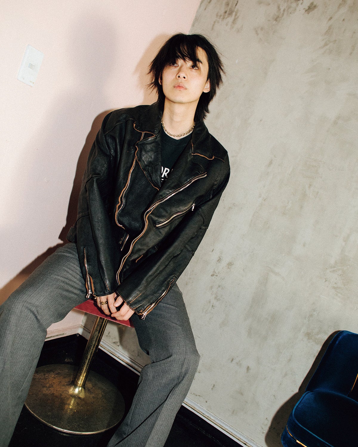 ヴィンテージのバンドTシャツをはおったハードなスタイル