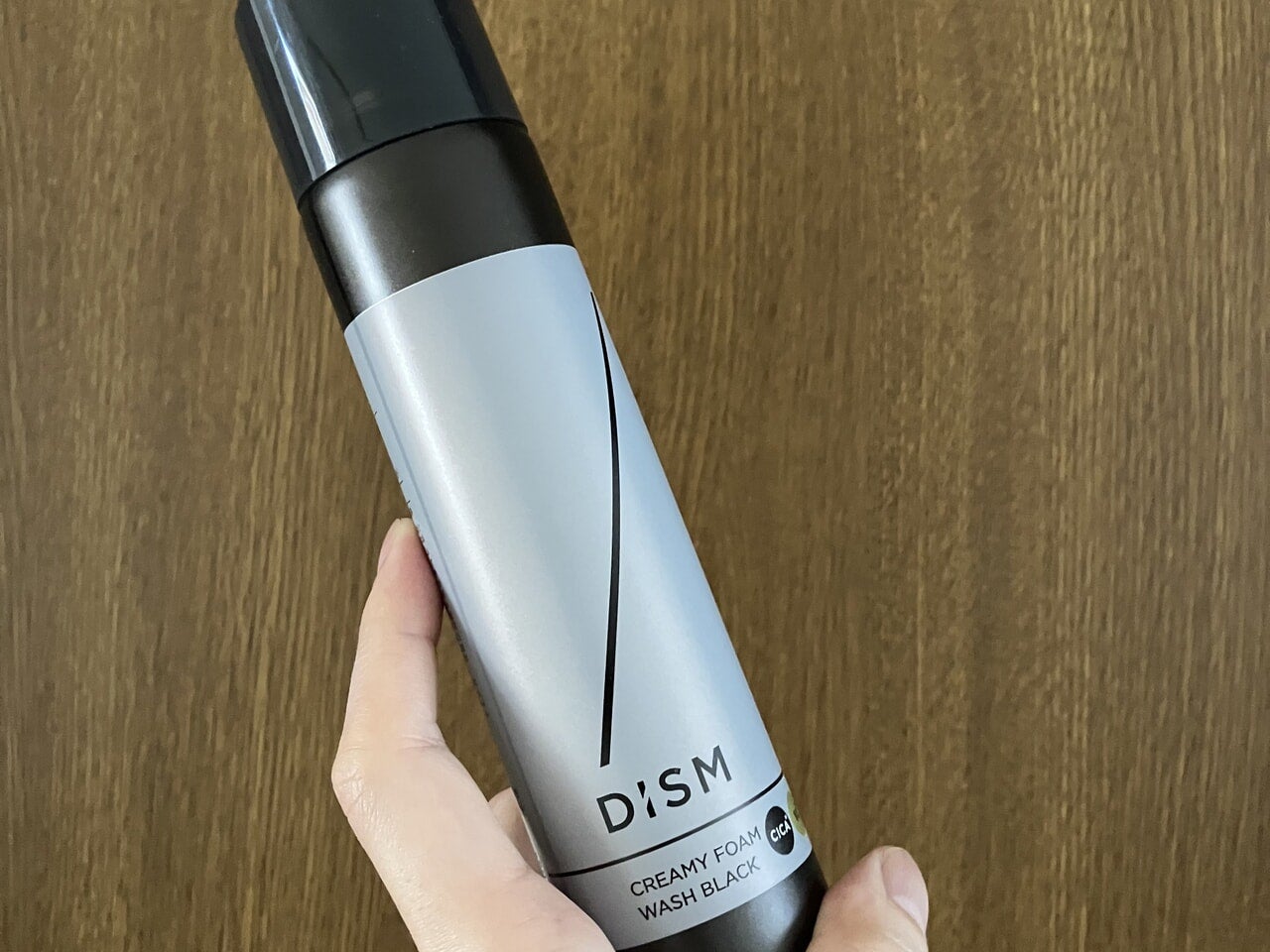 夏の毛穴汚れが気になる人へ。「DISM」クリーミーフォームウォッシュ ブラックの泥泡パック洗顔がおすすめ【MNBA かい】