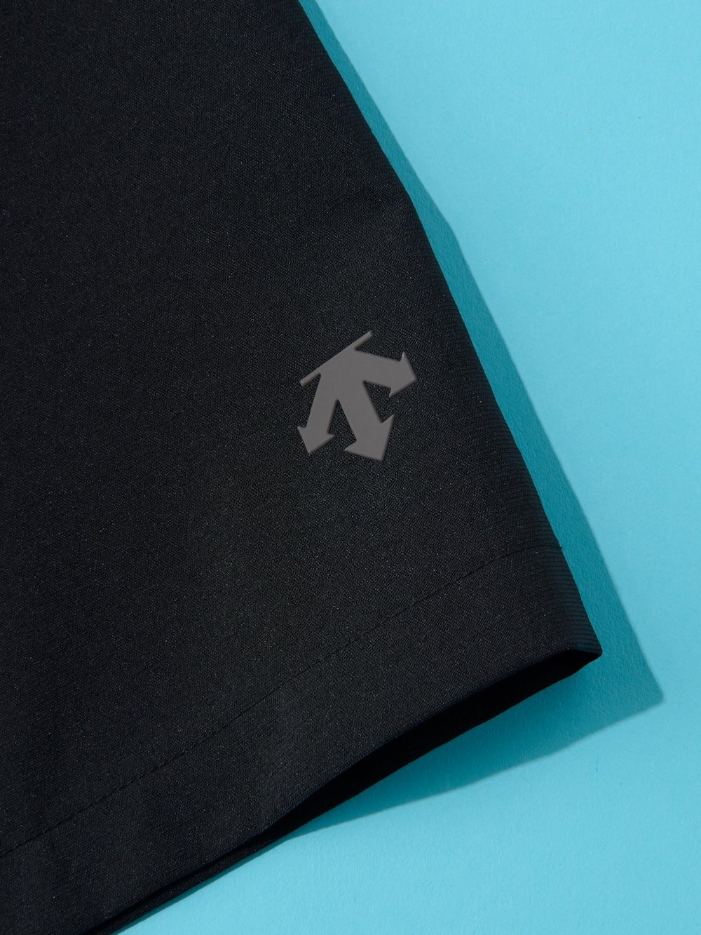 デサント オルテラインの涼しいTシャツ 【I/O】LINEN LIKE H/S SHIRTのサイドロゴ