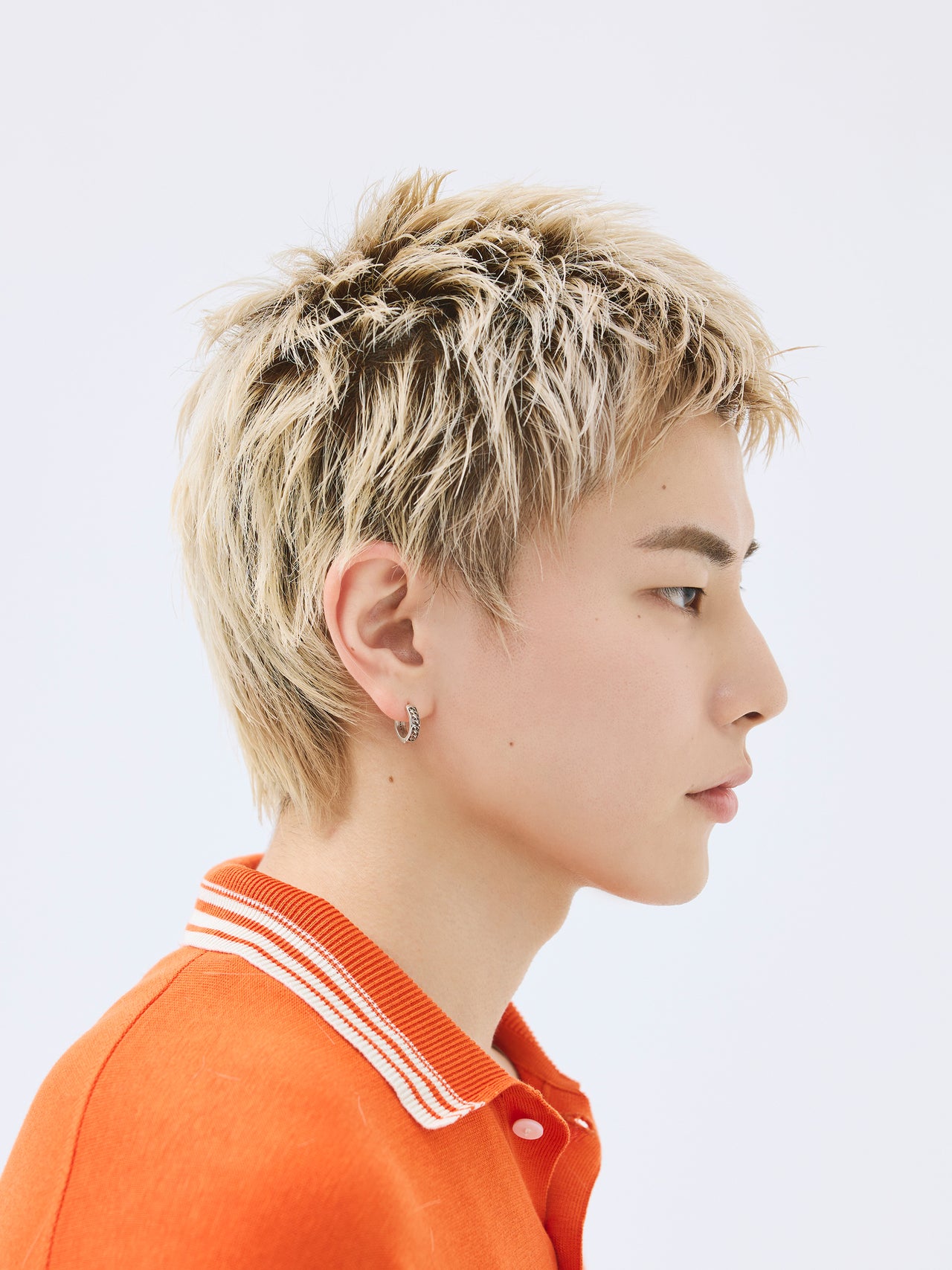 ラフさとエッジを効かせる。"抜きっぱなしカラー"で洒落るベリーショート【東京最旬ヘアカタログ】