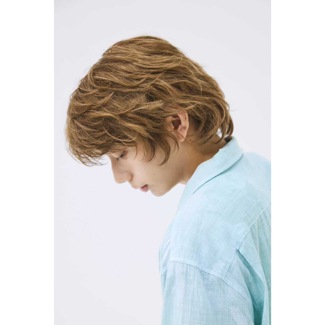 シャープ過ぎず柔らかさを纏う。夏の空気感を楽しむショートウルフ【東京最旬ヘアカタログ】