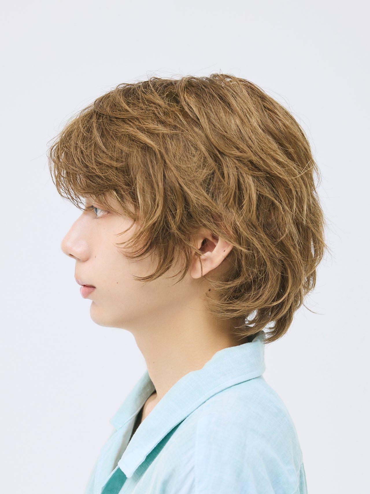 シャープ過ぎず柔らかさを纏う。夏の空気感を楽しむショートウルフ【東京最旬ヘアカタログ】