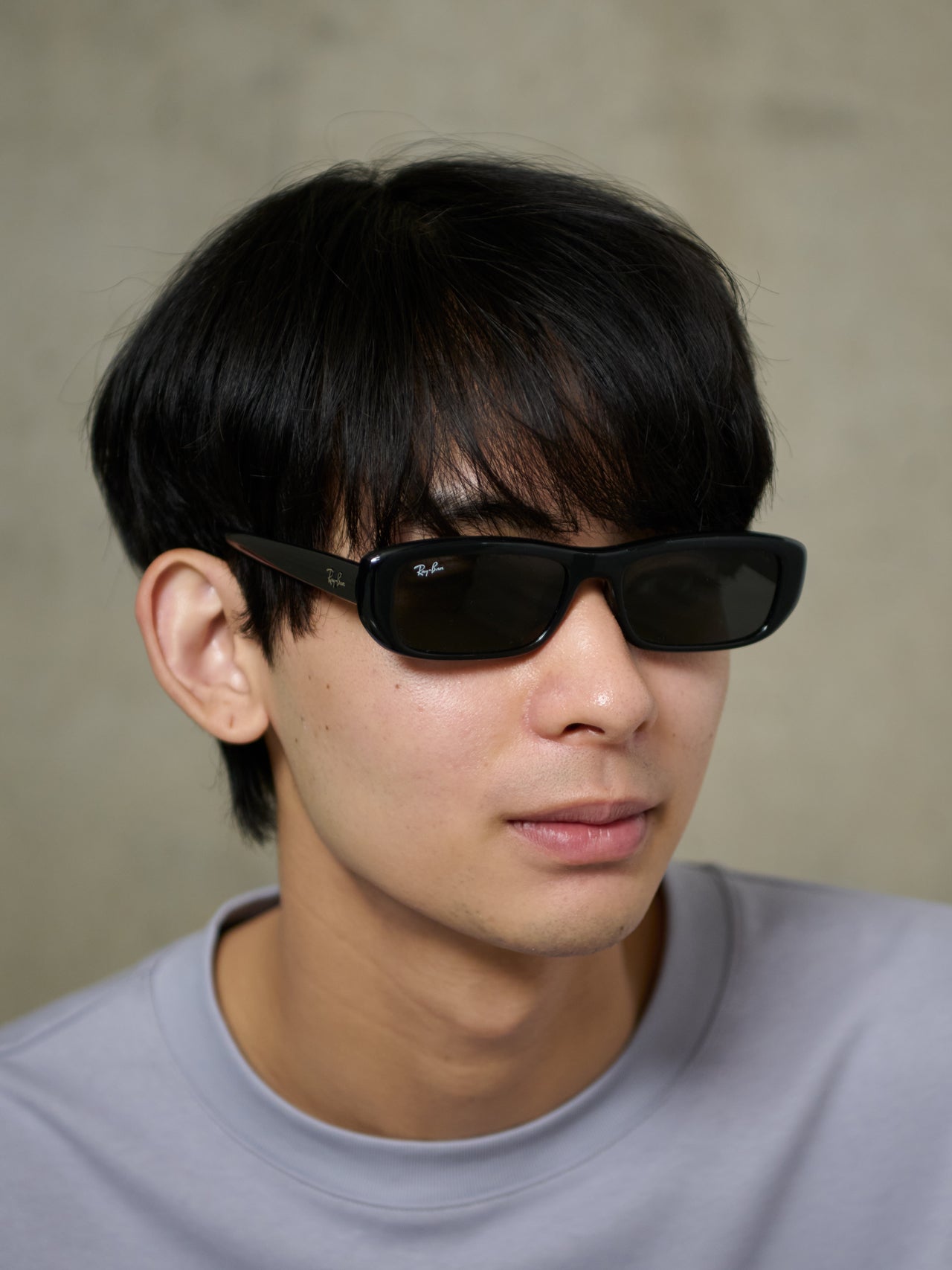 レイバンのスクエアサングラス/RB4436D BIO-BASEDの着用
