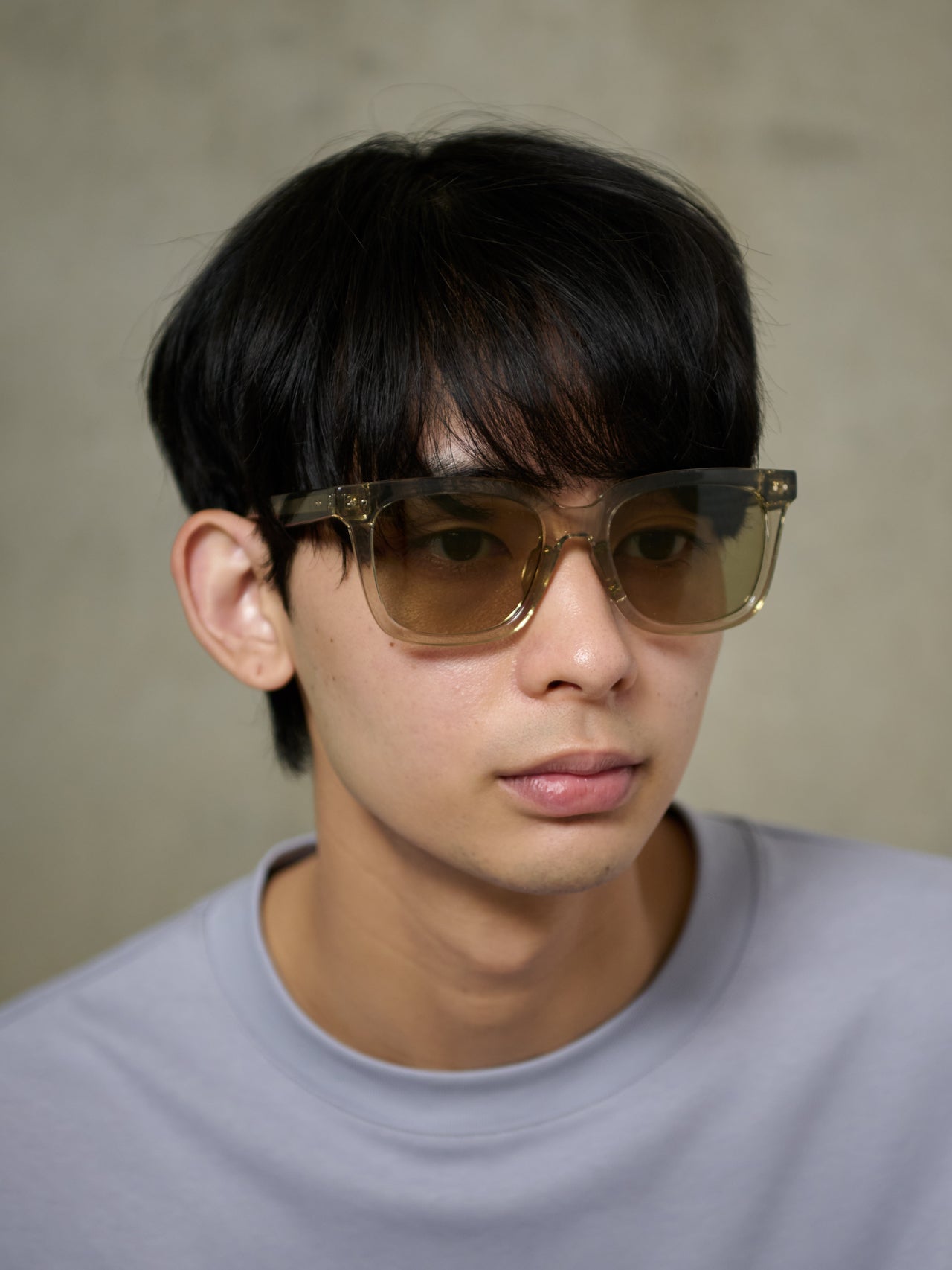 ジンズのウェリントンサングラス/26SS SUNGLASSES Boldの着用カット