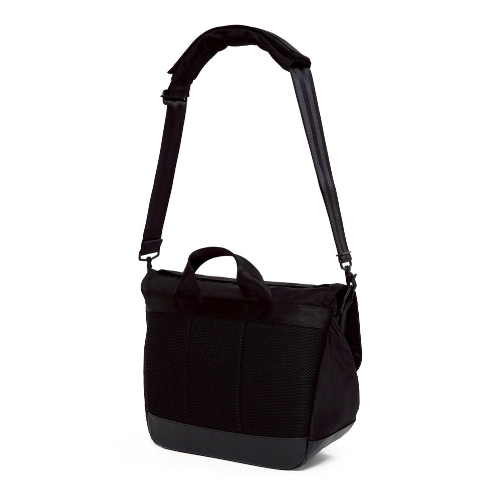 MESSENGER BAG ￥93,500（tax included）　２