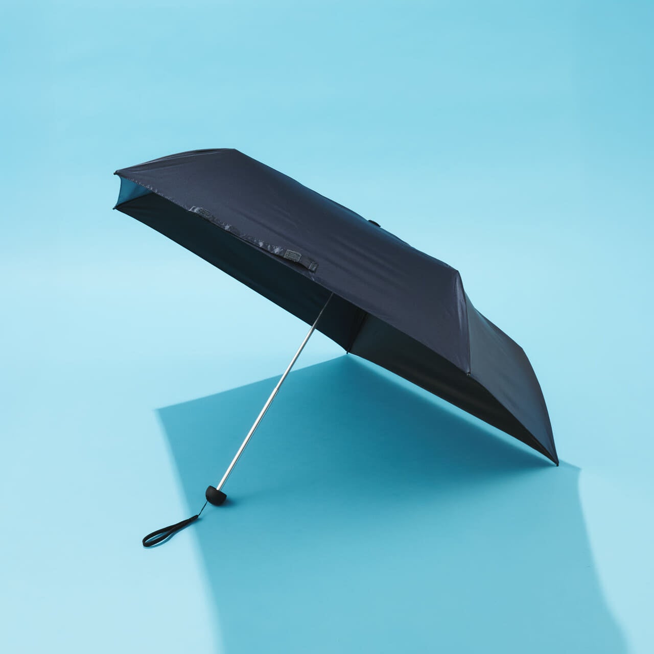 エディターが愛用する「無印良品」の日傘/遮熱性のある折りたたみ傘の開いた状態