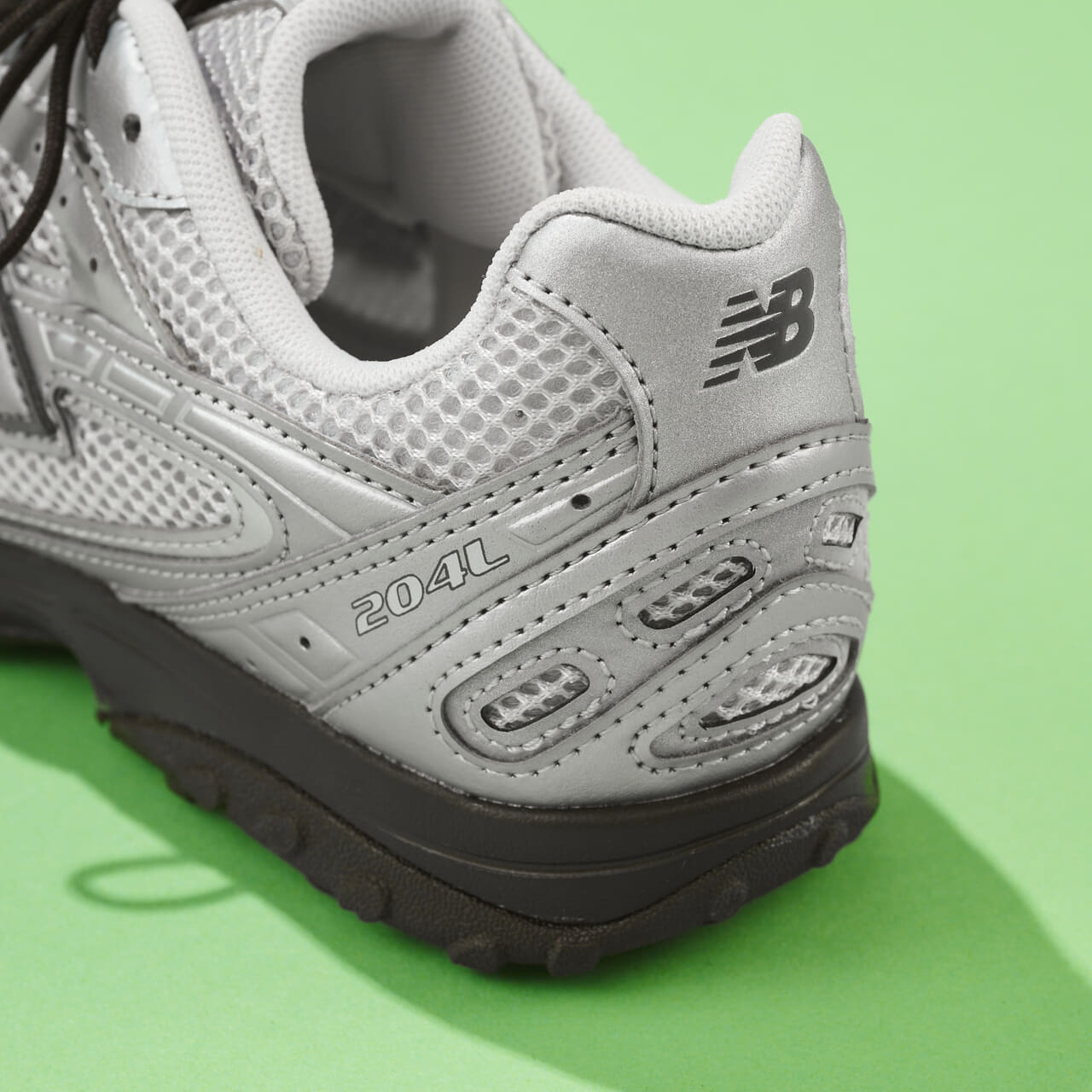 エディターの愛用私物_New Balanceのスニーカー204L