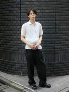[小方 蒼介] 「オーラリー」の上品な黒カーゴパンツにビブラムソールの黒レザーシューズでカジュアル＆上品なコーデに【メンズノンノモデルの私服スナップ】