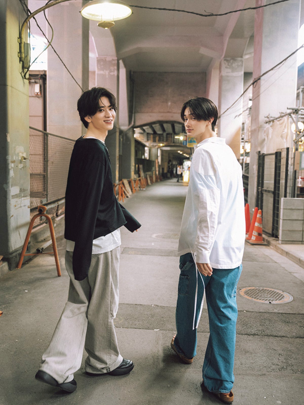 後ろを振り返る小方蒼介と栄莉弥