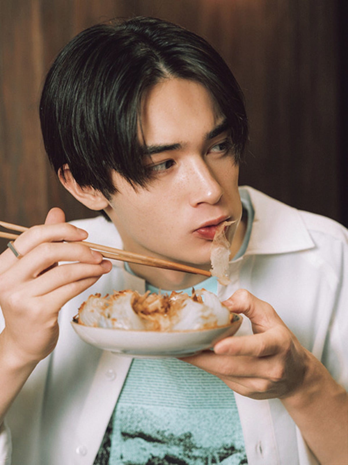 玉ねぎ焼をほおばる栄莉弥