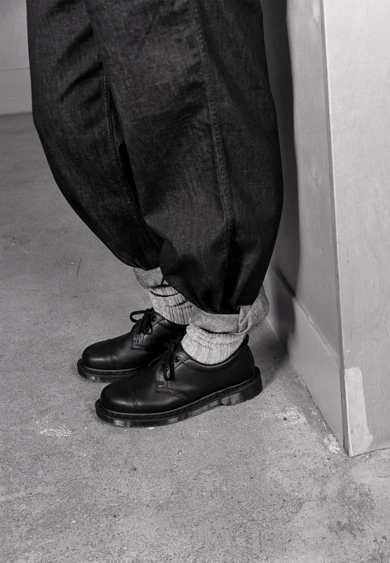 Dr.Martens MHL.コラボ 革靴 側面 モノクロ