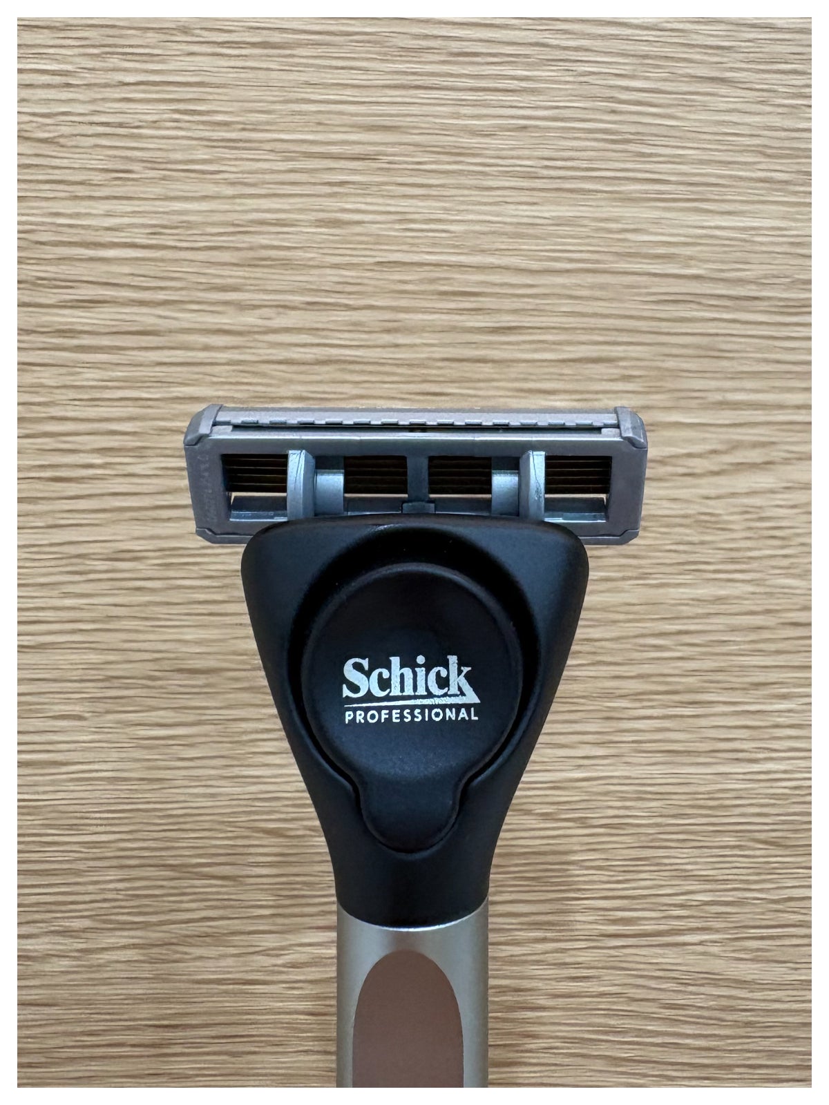Schick プロジスタ　シェーバー／Schick ロゴ寄り
