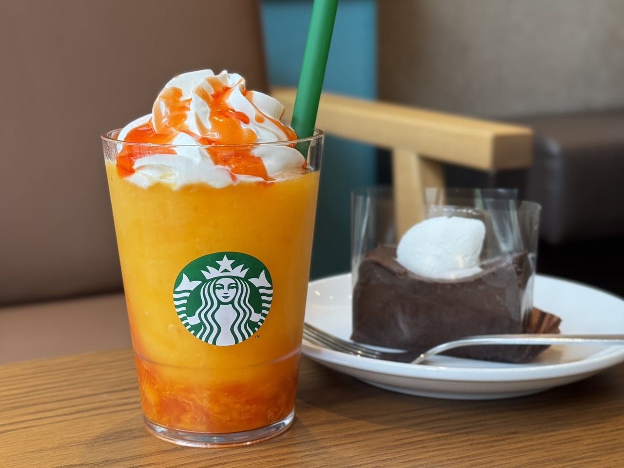 スタバ新作「『ぎゅぎゅっと オレンジ ＆ マンゴー フラペチーノ&reg;」とチョコレートテリーヌ
