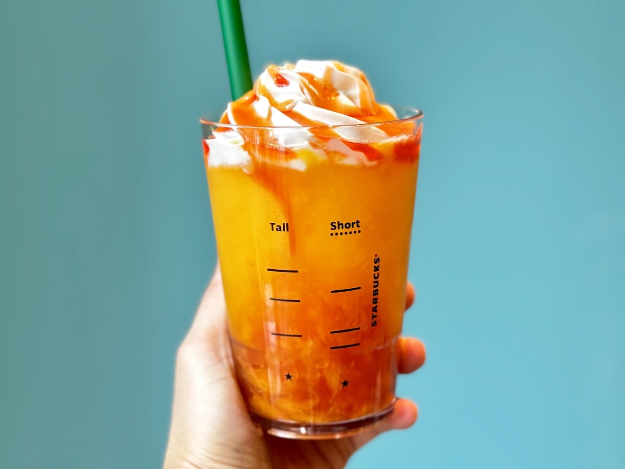 スタバ新作「ぎゅぎゅっと オレンジ ＆ マンゴー フラペチーノ&reg;」手持ち裏