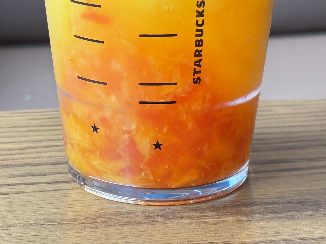 スタバ新作「ぎゅぎゅっと オレンジ ＆ マンゴー フラペチーノ&reg;」カップ下部