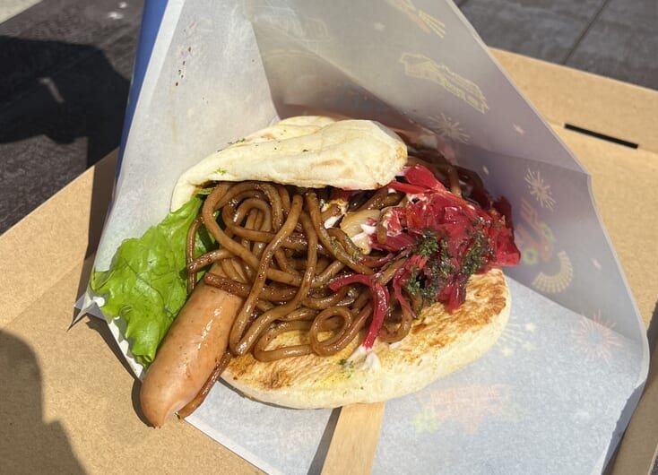 カレーナン⁉︎ 焼きそばドッグ 1,200円 販売場所:ユニバーサルマーケット