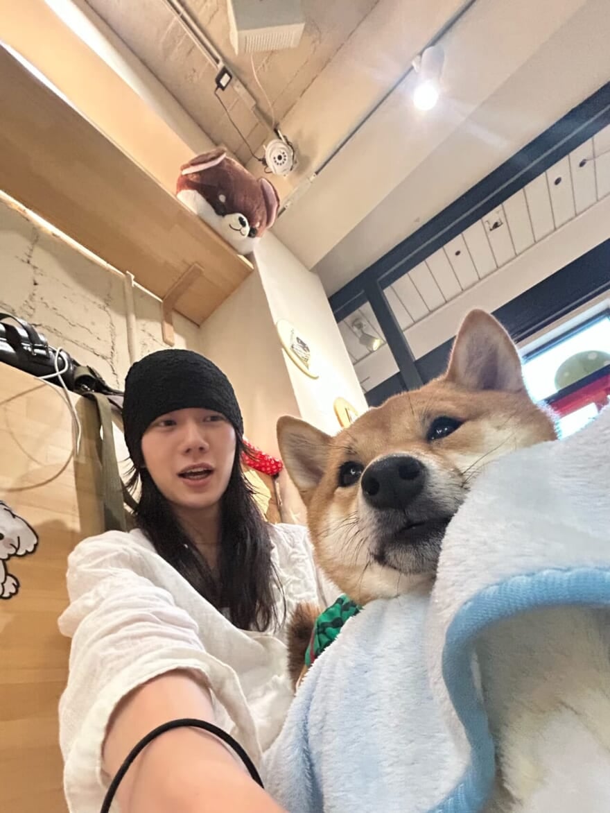 柴犬を膝に乗せた籠宮壮太朗