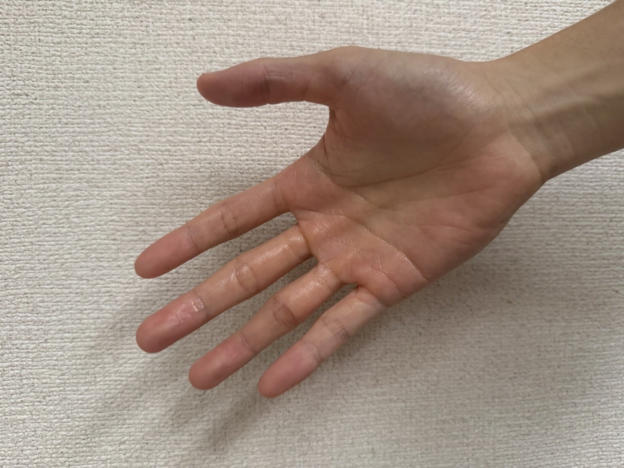 キュレル 潤浸保湿 化粧水 II しっとりを手に付けた画像