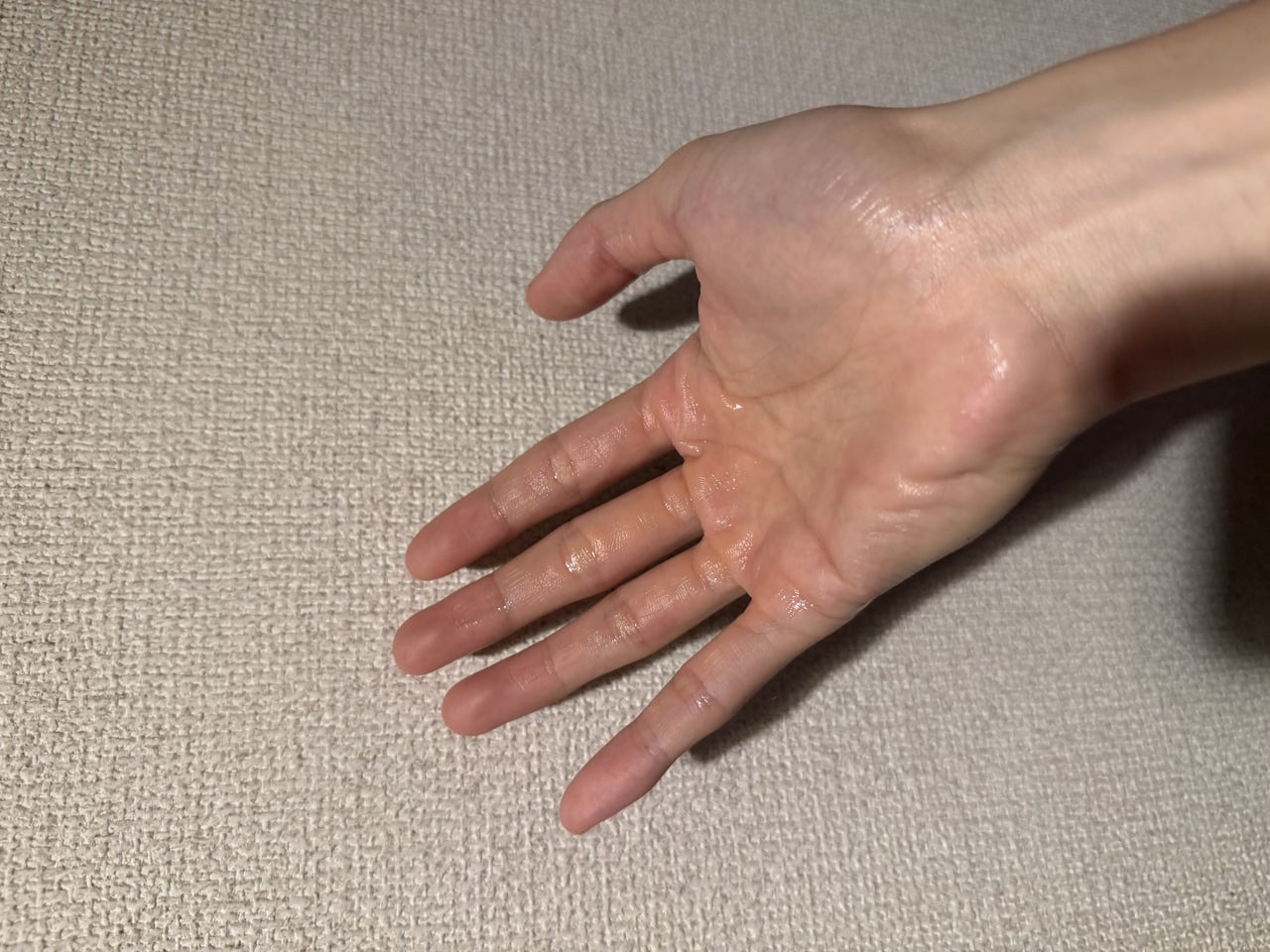 化粧水を手のひらにつけたときのテクスチャ