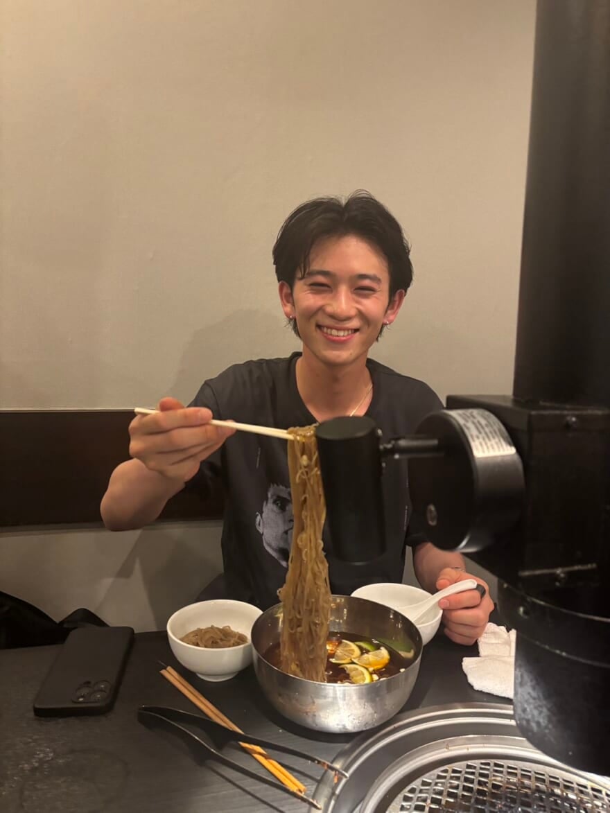 麺を食べようとしている小方蒼介