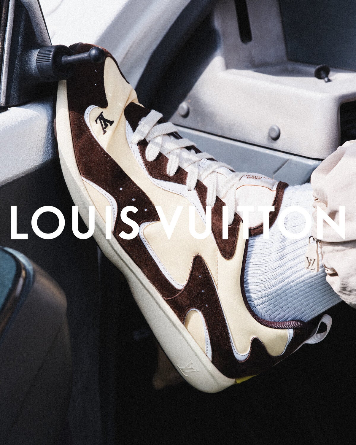 LOUIS VUITTON」 ｢LV ドロップ300 スニーカー｣ キービジュアル　３