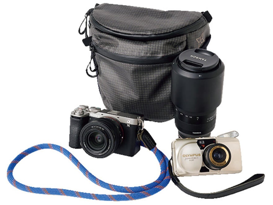 一眼カメラ「SONY α7C」とフィルムカメラ「OLYMPUS μZOOM115 DELUXE」。