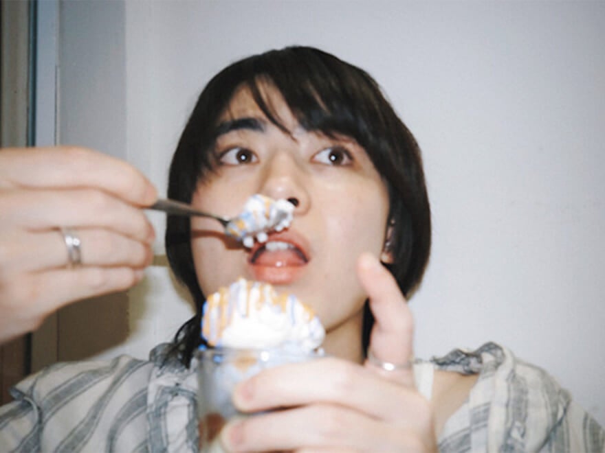 アイスクリームを食べる豊田　２