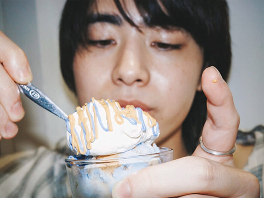 アイスクリームを食べる豊田　１