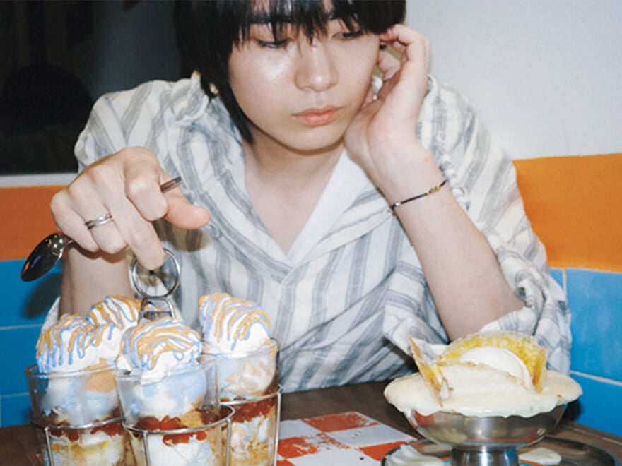 アイスクリームを見る豊田