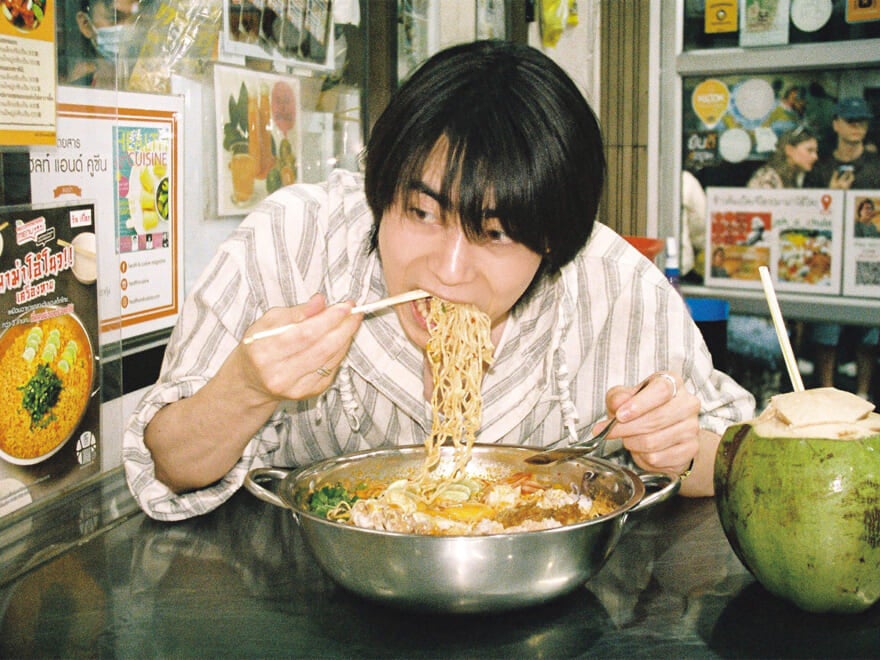 「ママートムヤム」を食べる豊田