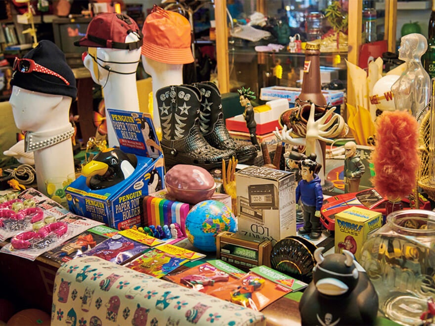 Neighborhoods Drama店内
