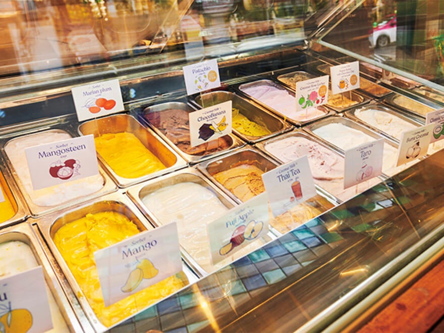 14種のフレーバーが並ぶショーケース