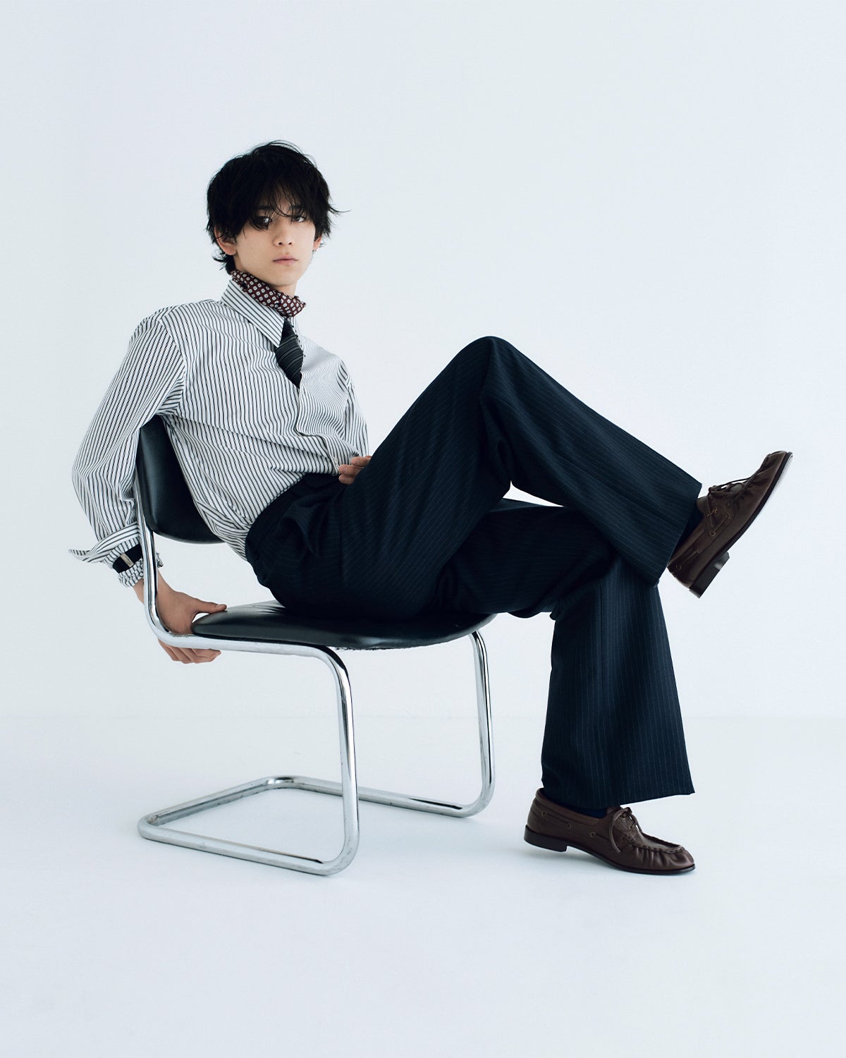 小方 蒼介が着用する、SAINT LAURENTのモカシンシューズ、アームバンド付きシャツ、パンツ、ネクタイ、スカーフ、ソックス