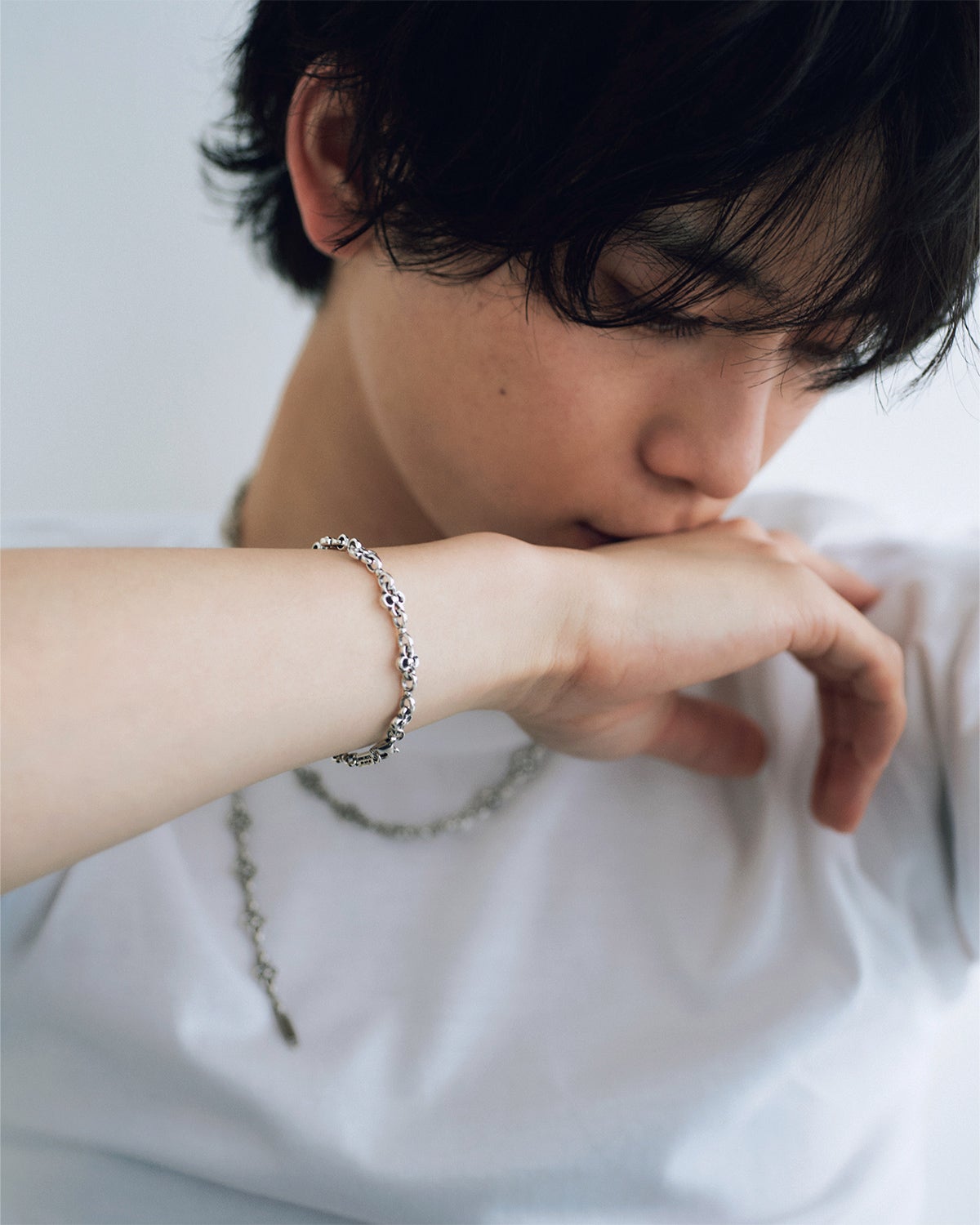小方 蒼介が着用するGerochristoのネックレス、ブレスレット、Tシャツ