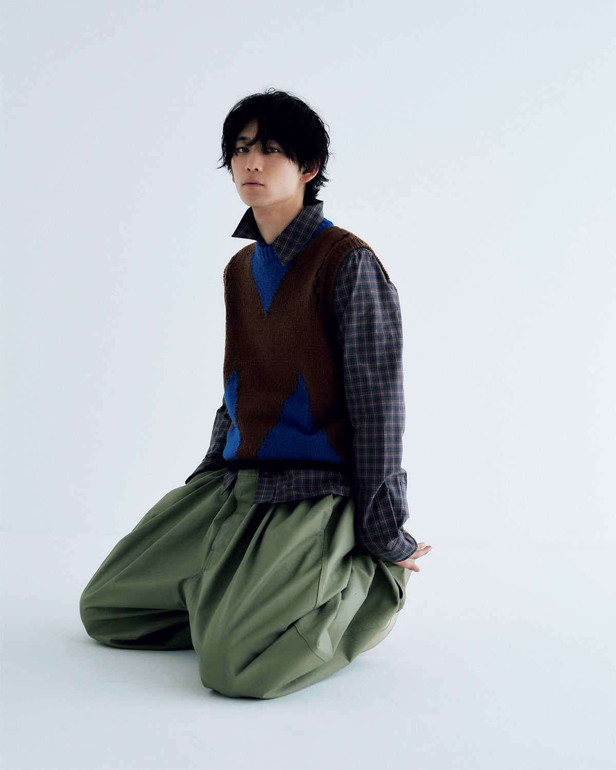 小方 蒼介が着用する、MARNIのニットベスト、シャツ、パンツ