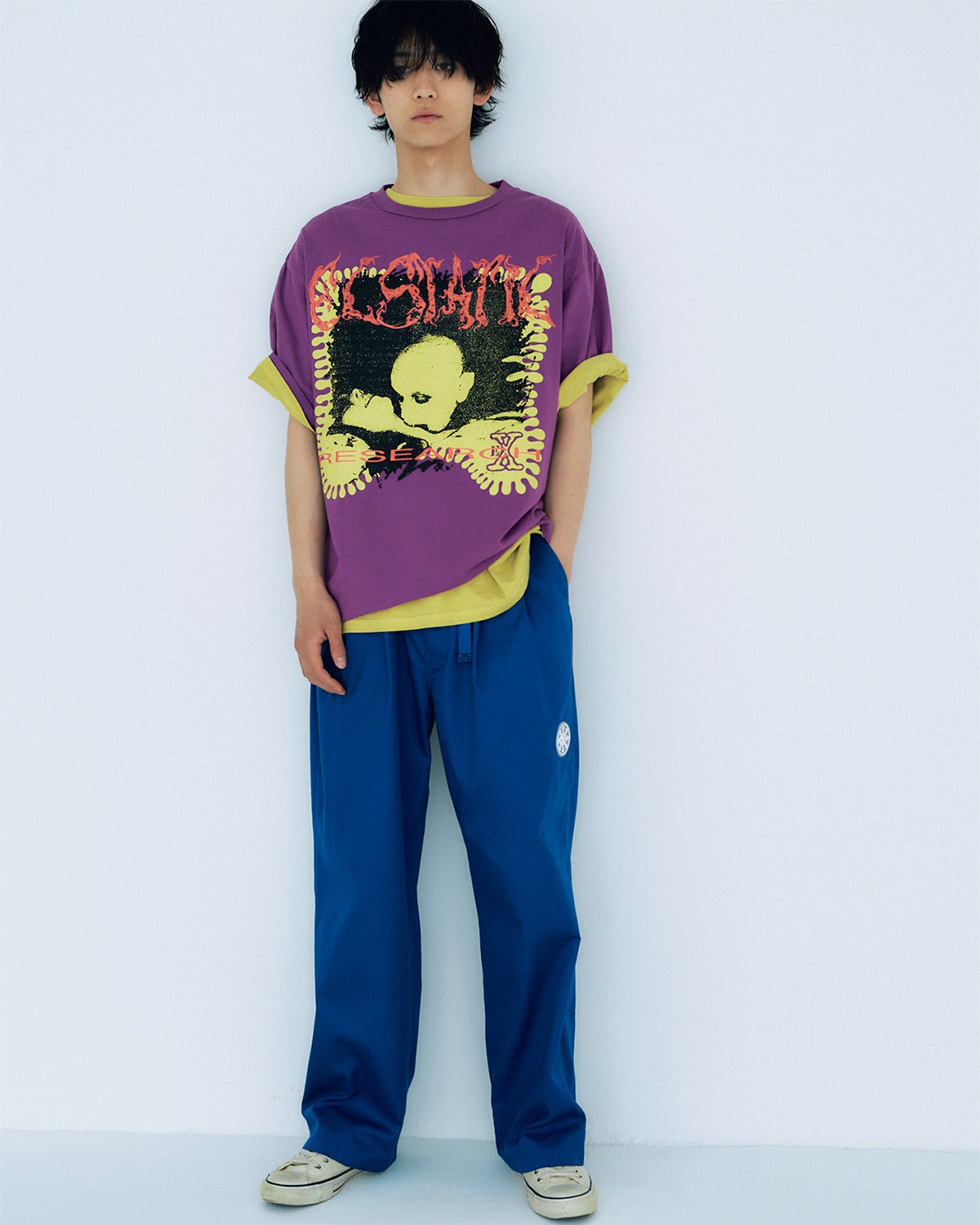 小方 蒼介が着用する、Ecstatic ResearchのTシャツ、パンツ、スニーカー