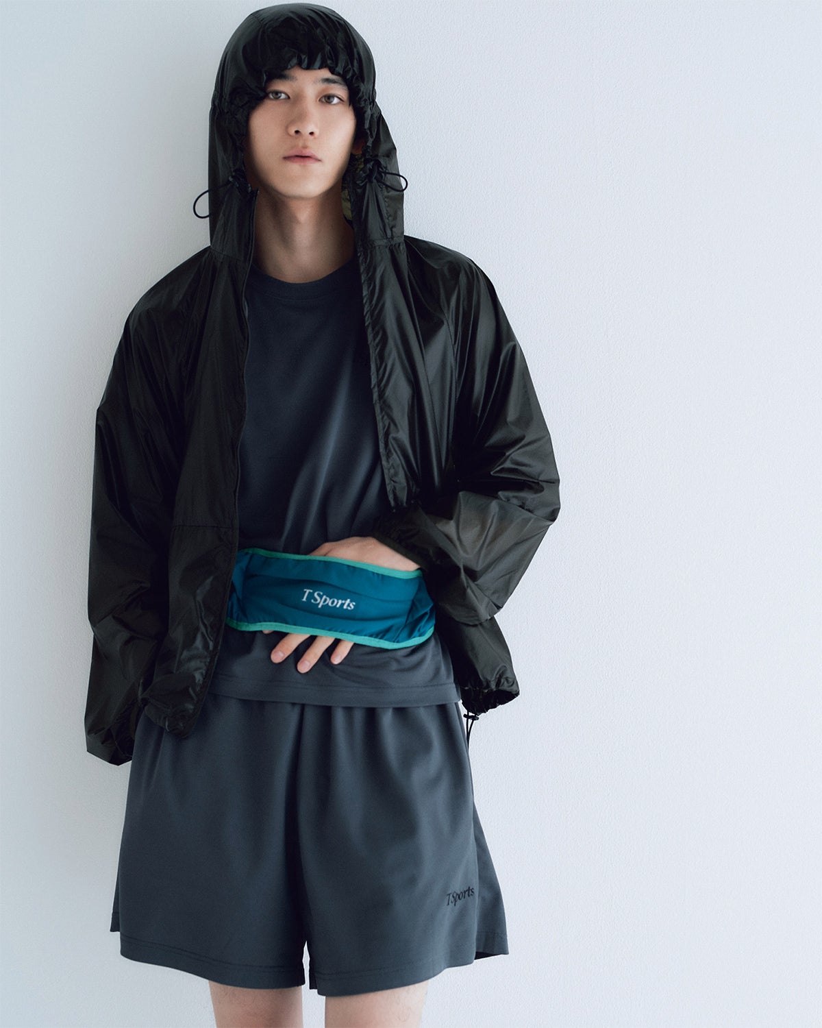 小方 蒼介が着用する、TTTMSWのパーカ、Tシャツ、ショーツ、ウエストポーチ