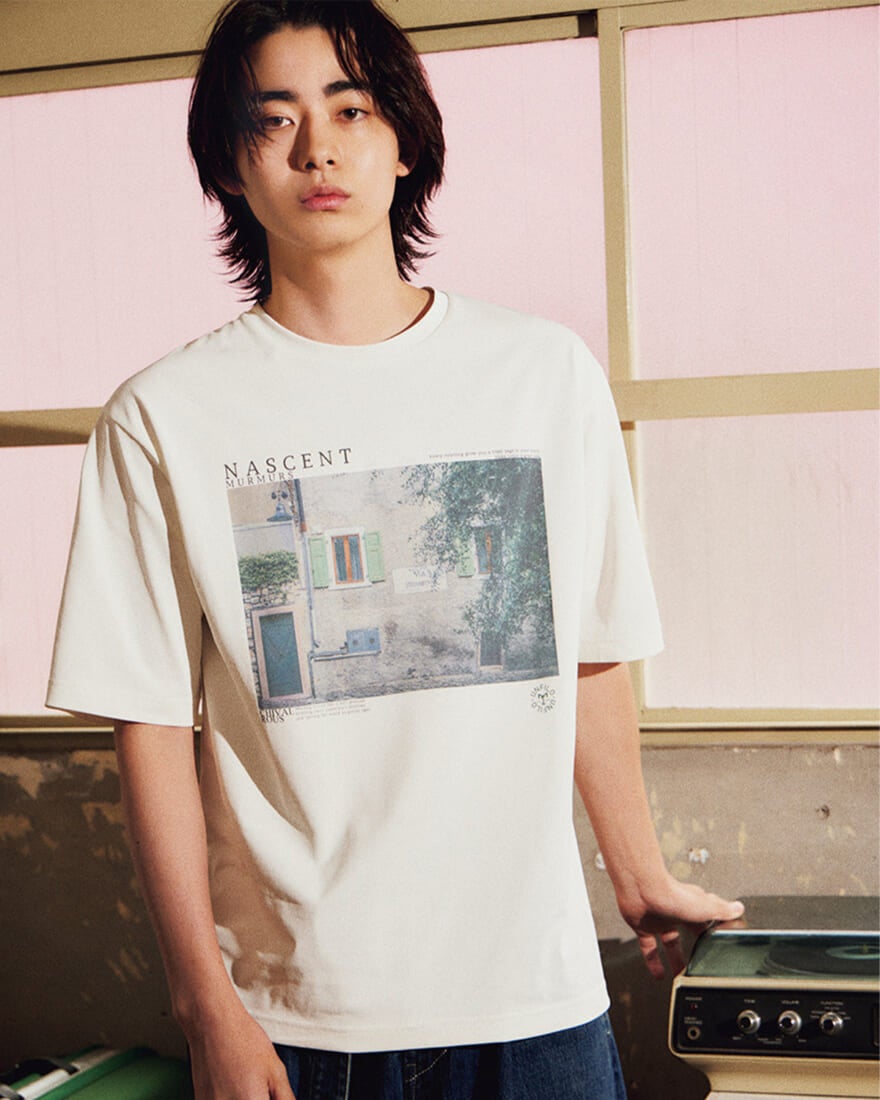 フォトTシャツを着用した豊田