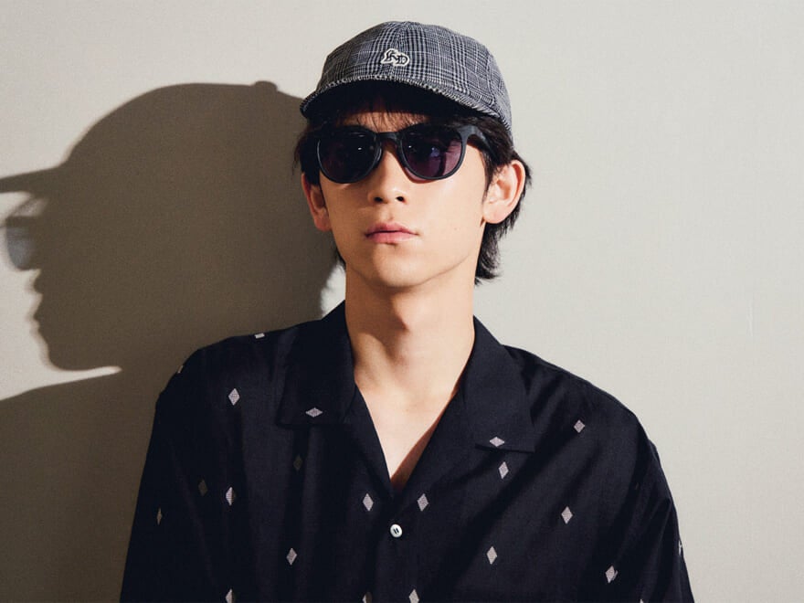 アイヴォルのサングラスを着用した小方 蒼介