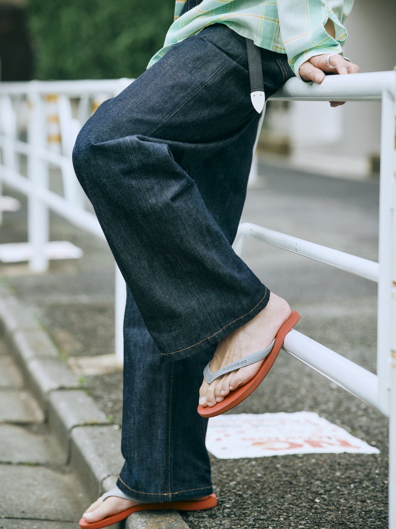 〈A.P.C.〉&times;〈FREAK&rsquo;S STORE〉のジーンズ着用