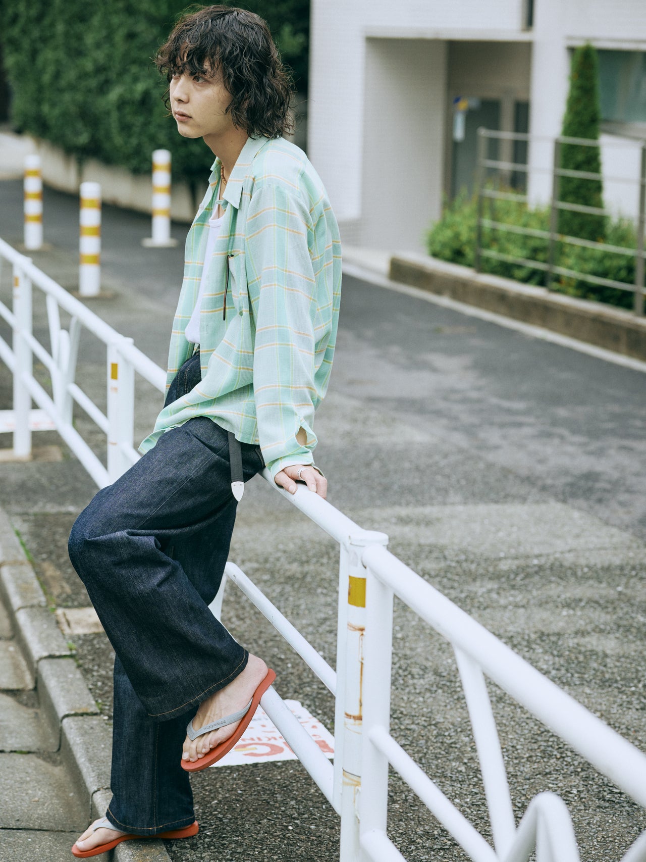 〈A.P.C.〉&times;〈FREAK&rsquo;S STORE〉のジーンズ着こなし