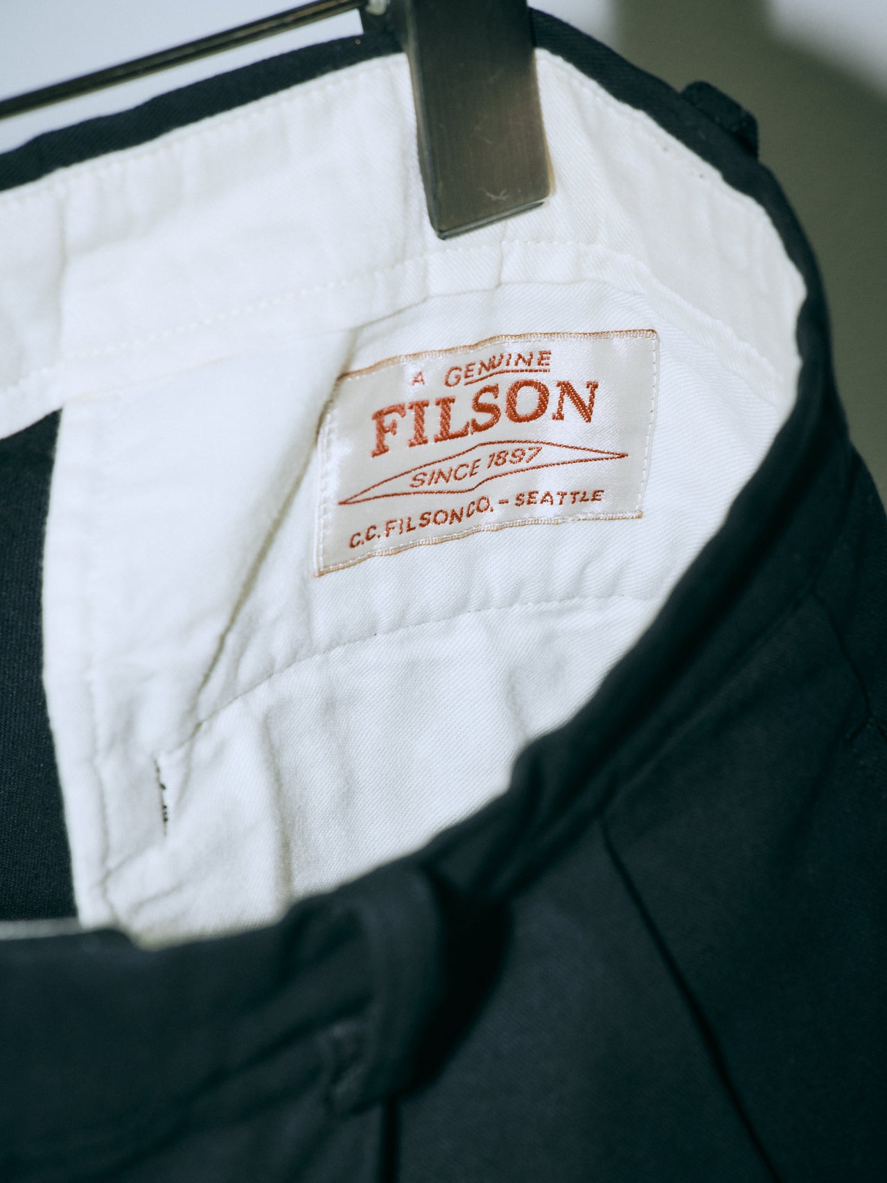 〈FILSON〉のトラウザーズのロゴ