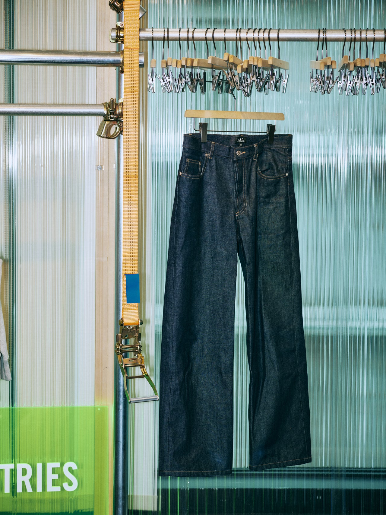 〈A.P.C.〉&times;〈FREAK&rsquo;S STORE〉のジーンズ