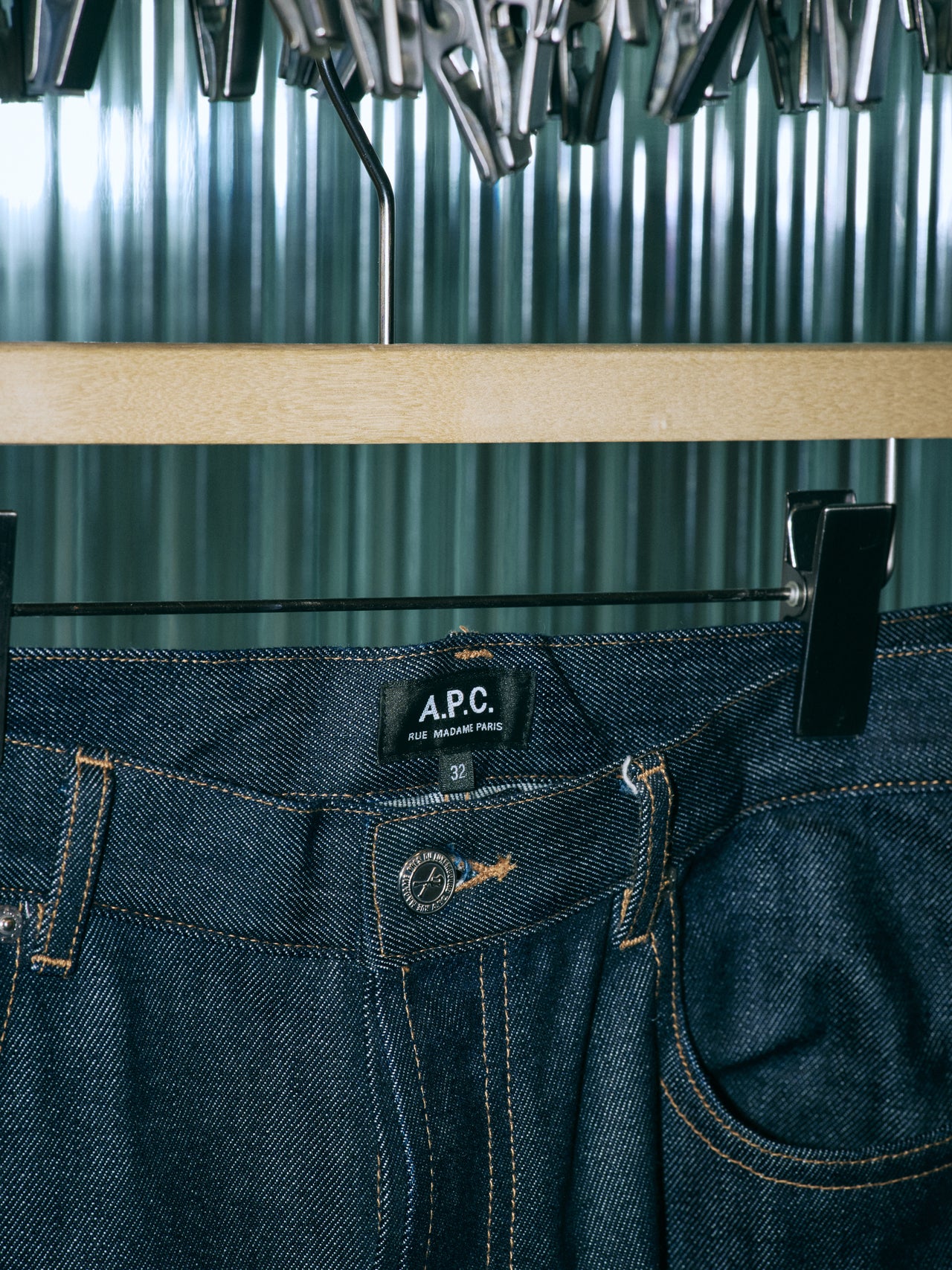 〈A.P.C.〉&times;〈FREAK&rsquo;S STORE〉のジーンズのロゴ