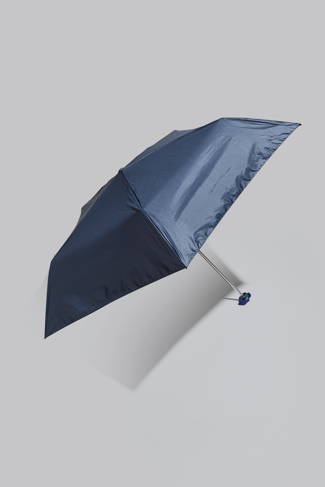 ファミリーマート/コンビニエンスウェアの晴雨兼用軽量スリム傘 ネイビーの開いた状態