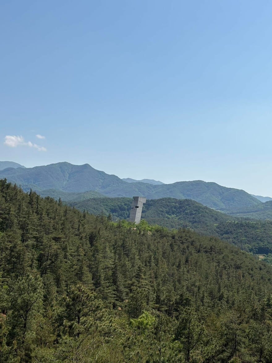 サユウォンの風景　遠くに塔が立っている