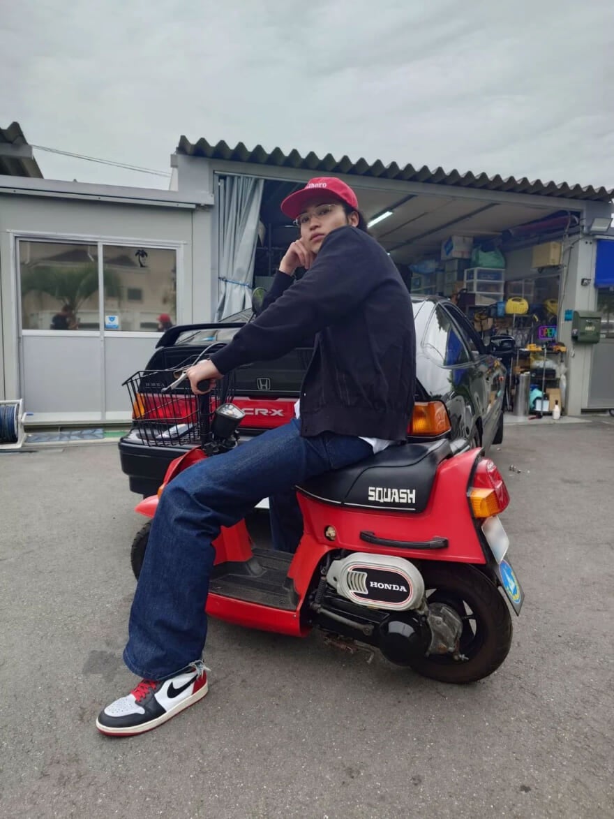 ホンダスカッシュに跨る中田圭祐